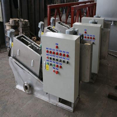 Multi-disc schroefpers slibdehydrator voor zuivelslibbehandeling